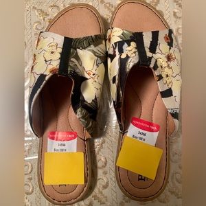Born Slide Sandals Size 9.5